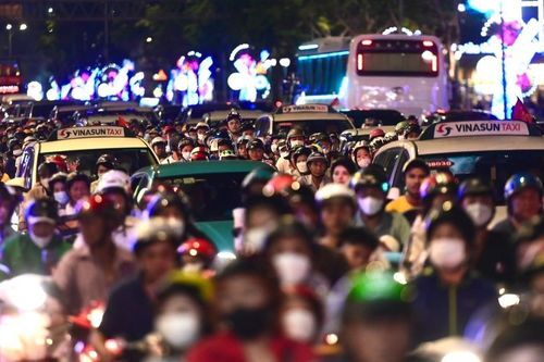 Người dân đổ vào trung tâm TP.HCM đón năm mới, nhiều tuyến đường ùn tắc