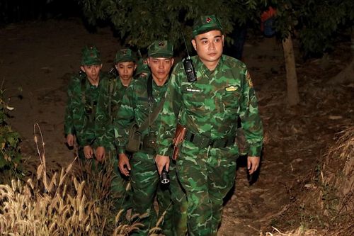 Chiến sĩ biên phòng xuyên giao thừa gác biên giới, gói bánh beng cùng dân bản