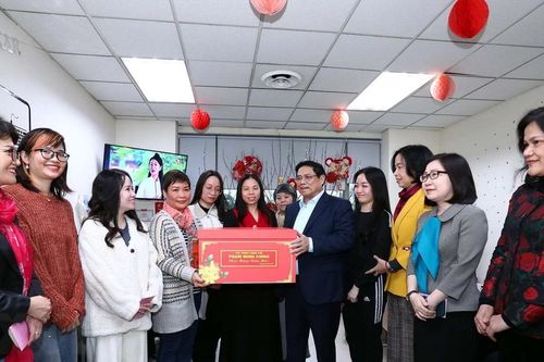 Thủ tướng thăm, kiểm tra công tác trực thông tin và chúc Tết tại TTXVN