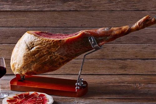 Đùi lợn muối Iberico: Món ăn xa xỉ và cầu kỳ đến từng lát cắt