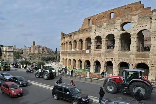 Italy: Nông dân đưa máy kéo đến Đấu trường La Mã Colosseum biểu tình