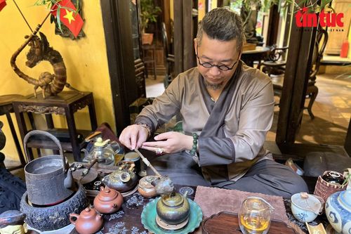 Nâng chén trà khơi nguồn Tết đoàn viên