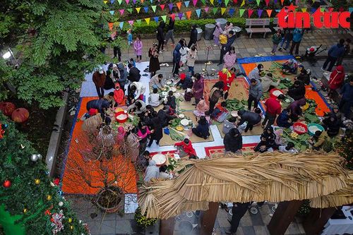 Quây quần gói bánh chưng, lưu giữ nét văn hóa truyền thống Tết dân tộc