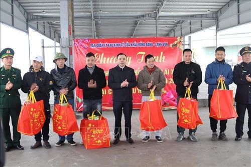 Thúc đẩy thông quan hàng hóa nhanh chóng ngày 30 Tết