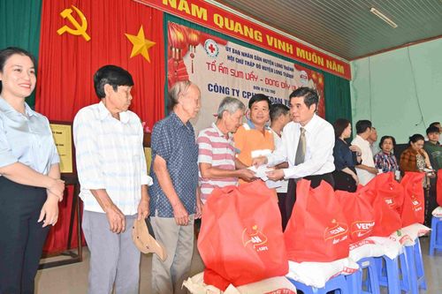 Trên 1,59 triệu hộ nghèo, hộ cận nghèo đã được hỗ trợ, tặng quà Tết