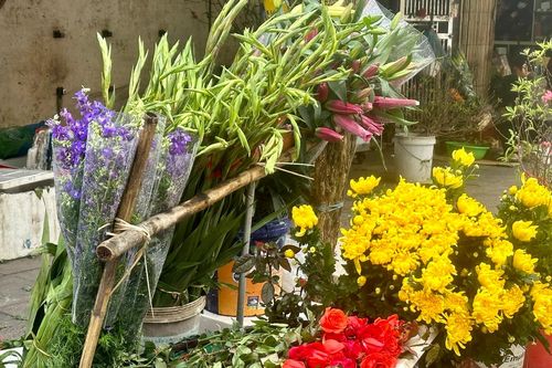 Thị trường hoa ngày 30 Tết: Giá hoa tăng không nhiều, cành đào nhỏ đắt hàng