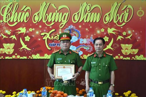 Khen thưởng hai cán bộ Công an nhặt của rơi trao trả người bị mất