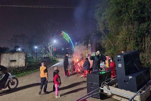 Dân dựng rạp, đốt lửa trại nướng gà, hát karaoke đón giao thừa