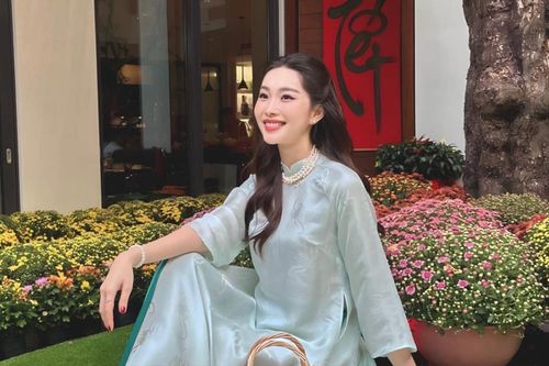 Hoa hậu Đặng Thu Thảo khoe áo dài Tết nhưng khung cảnh 'hào môn' xung quanh mới gây chú ý