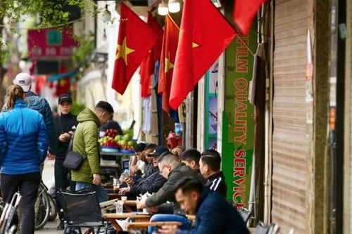Hà Nội: Nhiều quán ăn, cafe mở xuyên Tết, phụ thu từ 10%