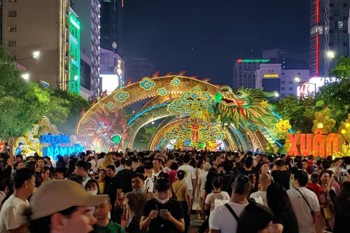 Biển người đổ về phố đi bộ Nguyễn Huệ chờ xem bắn pháo hoa đón Giao thừa