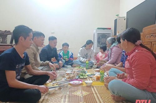 Ấm áp bữa cơm tất niên chiều 30 tết