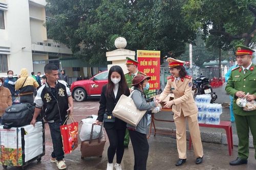 Công an TP Thanh Hóa lập điểm chốt hỗ trợ người dân về quê ăn Tết