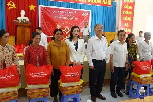 Tất cả người nghèo, khó khăn huyện Tri Tôn đều có quà Tết
