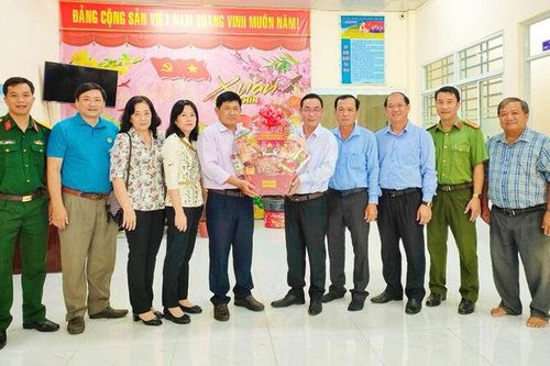 Bí thư Huyện ủy Châu Phú Nguyễn Phú Tân thăm các đơn vị làm nhiệm vụ đêm giao thừa
