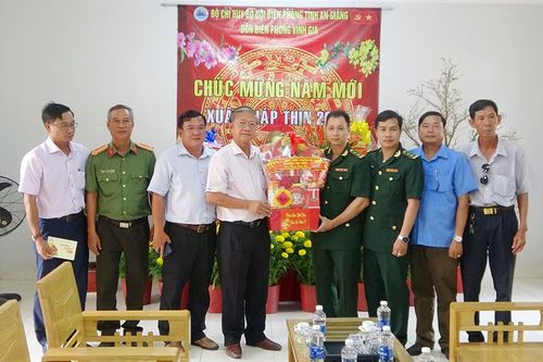 Lãnh đạo huyện Tri Tôn chúc Tết ngày cuối năm Quý Mão