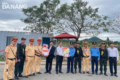 Ban An toàn giao thông thành phố thăm Tết 2 chốt trực trên quốc lộ 1A và đường tránh nam hầm Hải Vân