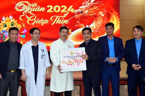 LĐLĐ tỉnh chúc tết, tặng quà cán bộ y tế, công nhân lao động đêm giao thừa