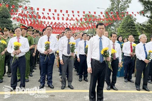 Lãnh đạo tỉnh dâng hương viếng anh linh Chủ tịch Hồ Chí Minh và các liệt sĩ