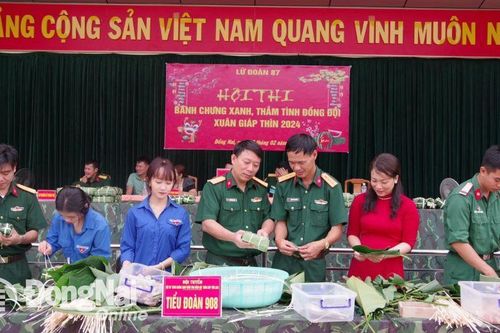 Bình báo tường, gói bánh chưng 'Mừng Xuân dâng Đảng'