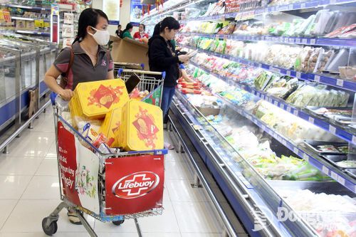 Lượng khách đến mua sắm các siêu thị, chợ tăng gấp 2-3 lần so với ngày thường