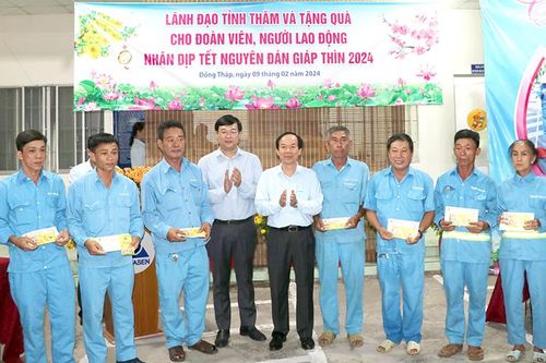 Trao tặng quà Tết cho đoàn viên, người lao động