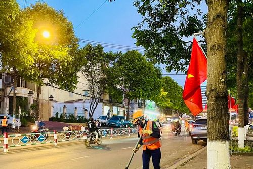 Lặng thầm làm đẹp đường phố trước thềm năm mới