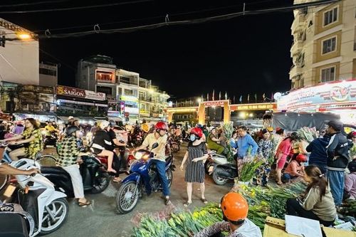Chợ Đầm trắng đêm bán hoa quả