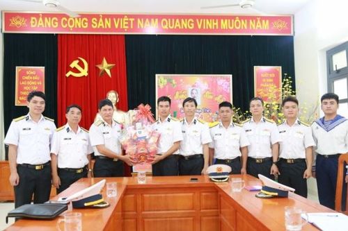 Chính ủy Vùng 4 Hải quân thăm, chúc tết các đơn vị trên đảo Bình Ba