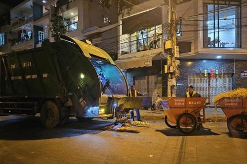 Chạy đua với thời gian làm sạch thành phố trước giao thừa