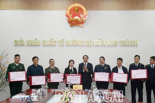Chủ tịch UBND tỉnh Trịnh Xuân Trường thăm và tặng quà các lực lượng trực tết tại Cửa khẩu Kim Thành