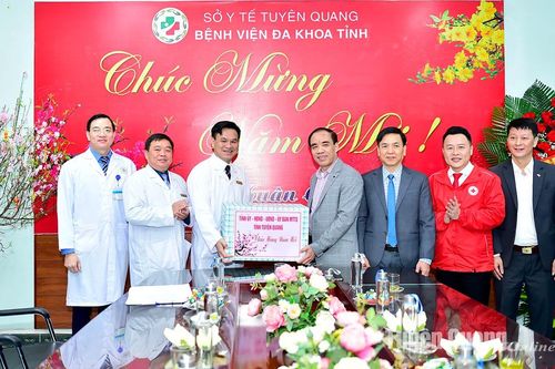 Đồng chí Bí thư Tỉnh ủy Chẩu Văn Lâm thăm, chúc Tết cán bộ, y bác sỹ và bệnh nhân Bệnh viện Đa khoa tỉnh