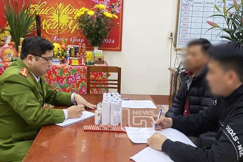 TP. Thái Nguyên: Vận động hai anh em ruột giao nộp 62 quả pháo tự chế
