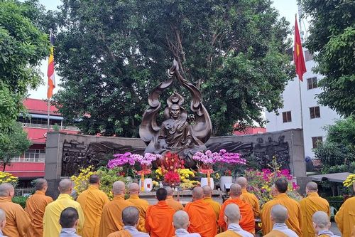 Tăng Ni Q.3 dâng hương tại Tượng đài Bồ-tát Thích Quảng Đức ngày cuối năm Quý Mão