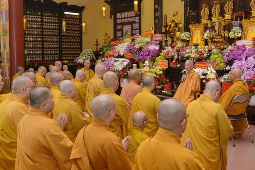 Đức Pháp chủ và chư Tăng Ni tưởng niệm Đại lão Hòa thượng Thích Thiện Hòa tại chùa Ấn Quang