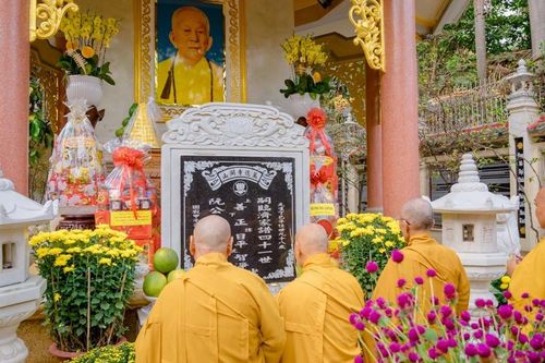 Trưởng lão Hòa thượng Chủ tịch Hội đồng Trị sự tưởng niệm chư vị giáo phẩm tiền bối lãnh đạo GHPGVN