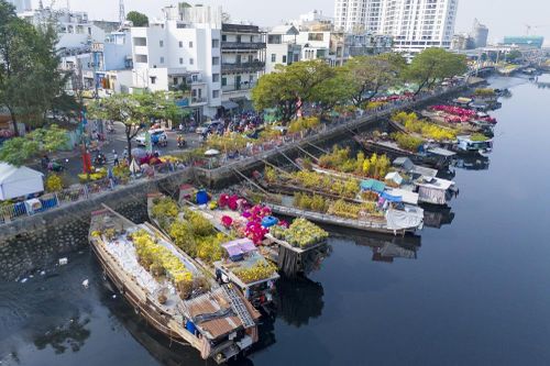 Thành phố Hồ Chí Minh: Chợ hoa xuân 'Trên bến dưới thuyền' nhộn nhịp ngày Tết Giáp Thìn