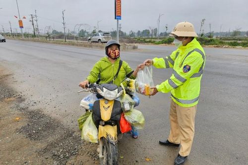 Ấm lòng hình ảnh Công an tỉnh Nghệ An hỗ trợ người dân về quê đón Tết