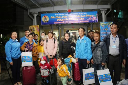 100 lao động về Nghệ An đón Tết trên 'Chuyến tàu Công đoàn - Xuân 2024'