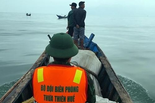 Thuyền đánh cá bị sóng đánh chìm ở cửa sông, một ngư dân mất tích