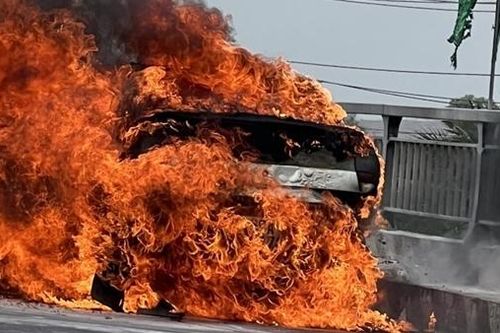 Ôtô đang lưu thông bất ngờ bốc cháy vào trưa 30 Tết