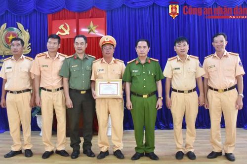 Khen thưởng 2 Thiếu tá Công an nhặt được của rơi nhanh chóng tìm người trả lại