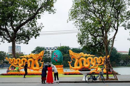 Đường phố Hà Nội vắng vẻ trong sáng ngày cuối năm