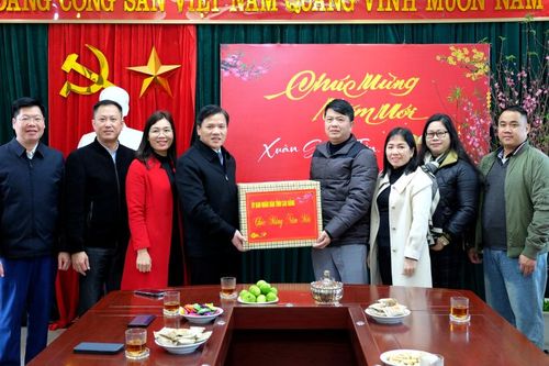 Phó Chủ tịch UBND tỉnh Trịnh Trường Huy động viên, chúc Tết Báo Cao Bằng