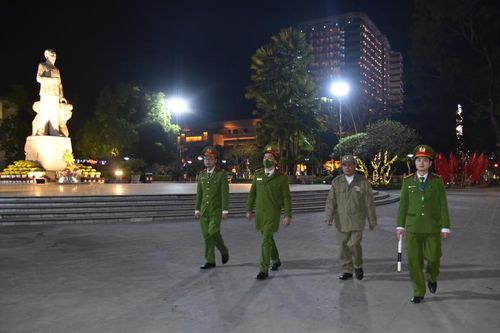Những công việc thầm lặng đêm giao thừa