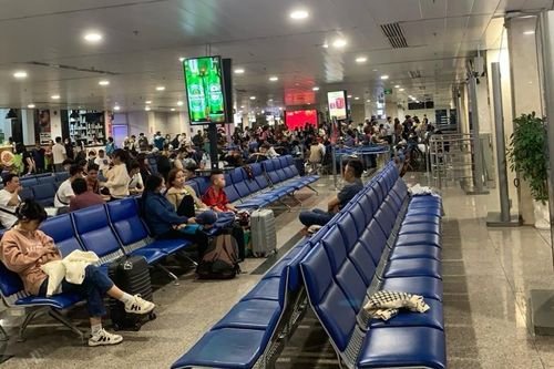 Sân bay Tân Sơn Nhất không còn cảnh vạ vật, chen lấn sáng 30 Tết