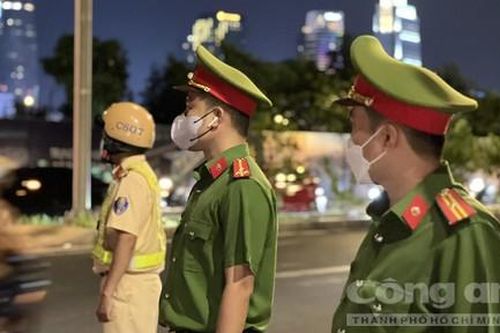 Công an có mặt trên mọi nẻo đường bảo vệ bình yên cho nhân dân đón năm mới