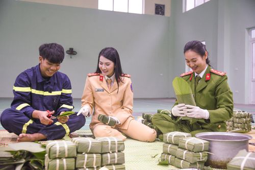 Chiến sĩ công an vừa trực chiến vừa gói bánh chưng tặng người nghèo dịp Tết
