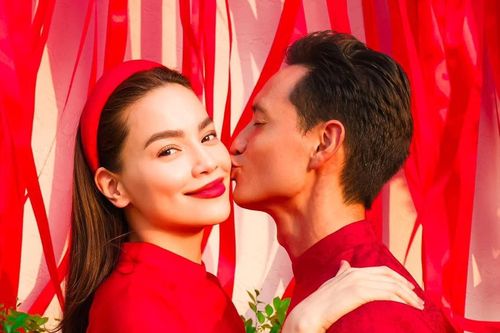 Vợ chồng Hà Hồ hôn nhau tình tứ, vui đón Tết cùng đại gia đình