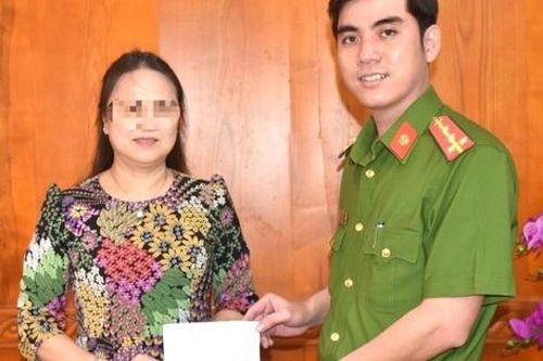 Tìm được nhẫn vàng và bạch kim trị giá hơn 700 triệu đồng trong đống rác